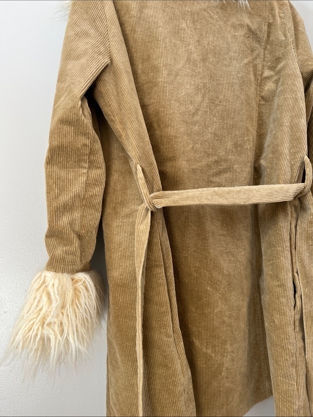 Penny Lane Coat in Beige
SHOW ME YOUR MUMU - medium faux fur corduroy fall cozy - Picture 12 of 16